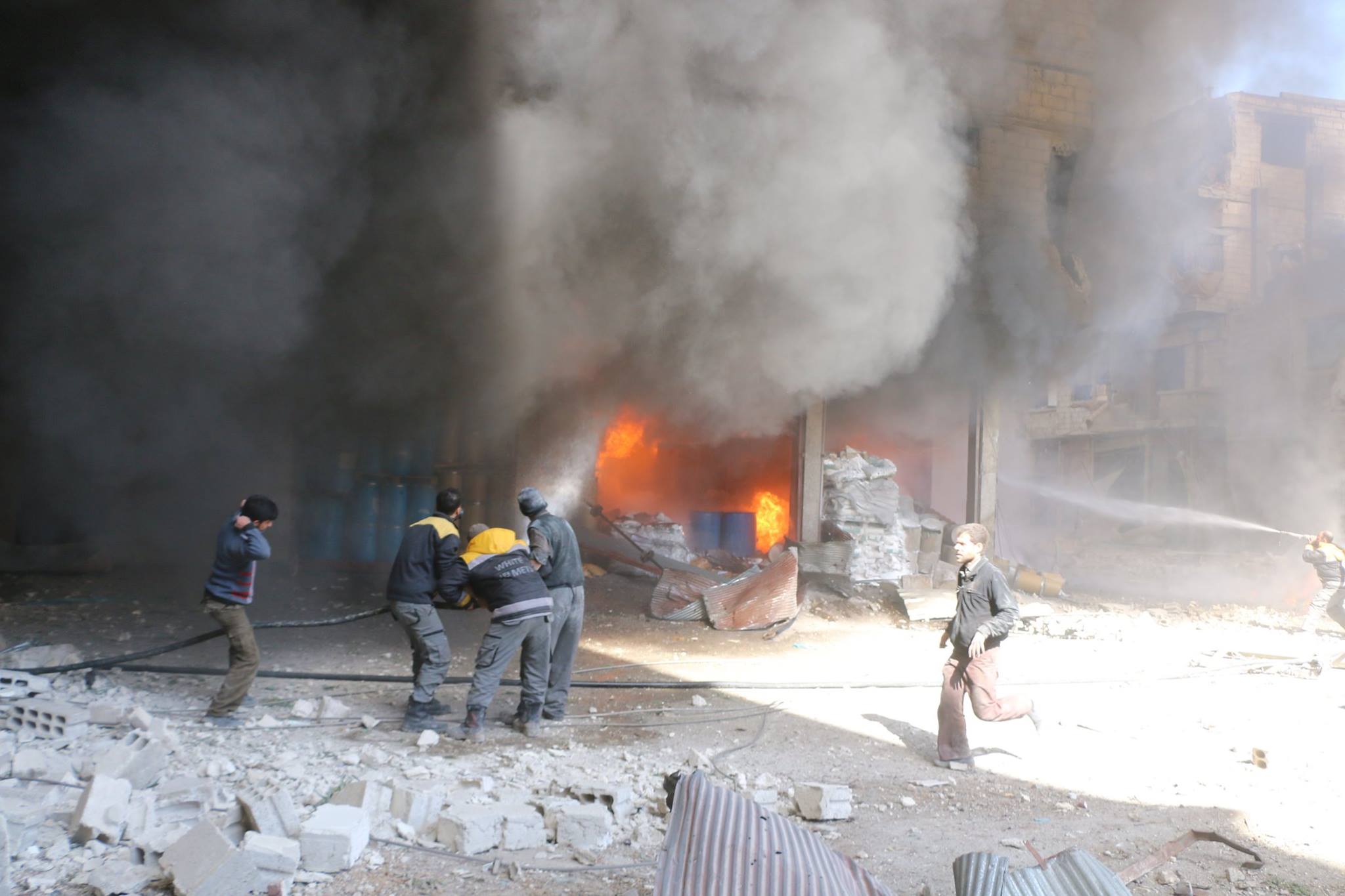 Les casques blancs se battent contre le feu provoqué par un raid aérien sur Hamouria à la Ghouta Est de Damas.