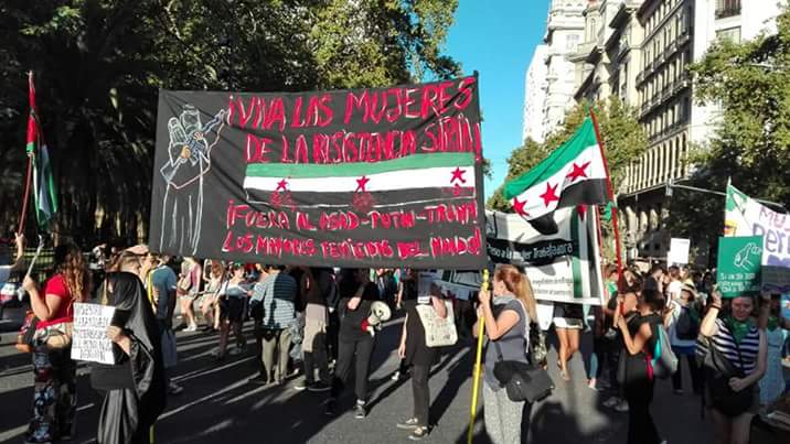 Le drapeau de la révolution syrienne à la journée des femmes à Buenos Aires