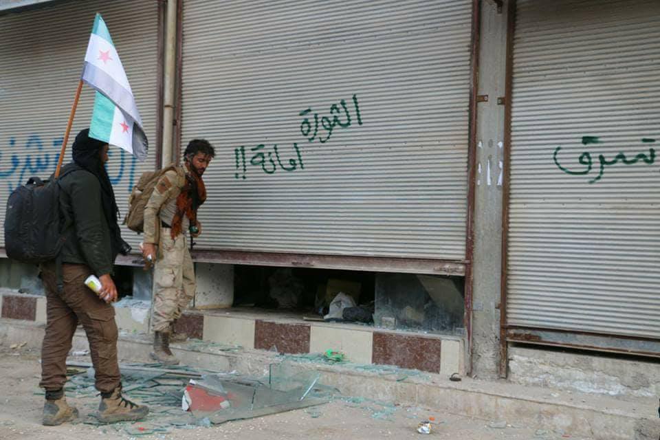 Les militants et soldats taguent les entrées des magasins à Afrin