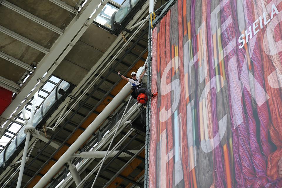 Pascal Hanrion sur la façade du centre Georges Pompidou